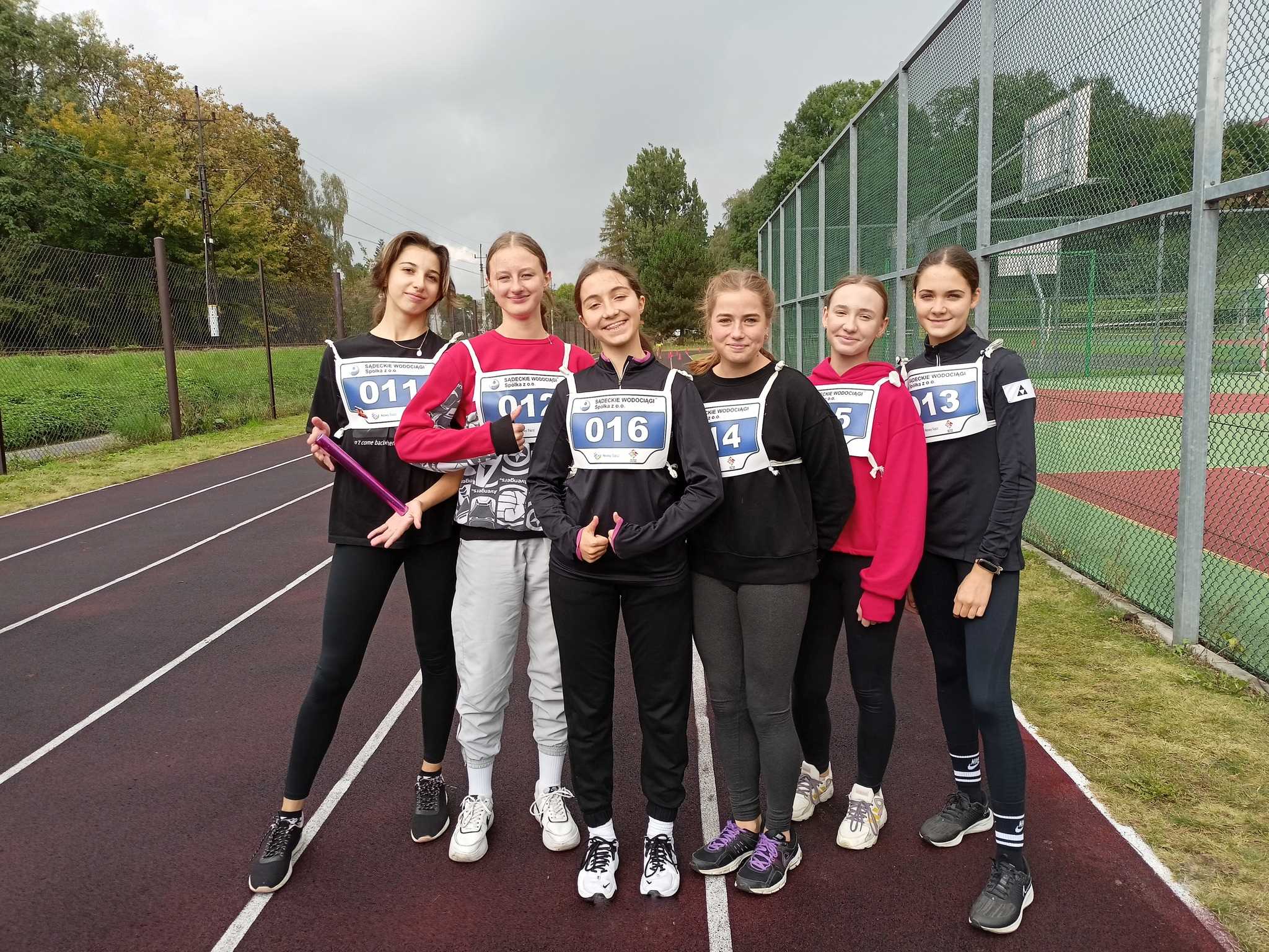 Zdjęcie biegi_sztafeta2022-320220921T144515.jpg w galerii Sztafetowe Biegi Przełajowe Dziewcząt